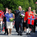 The King and Queen walking into Andebu with Mayor Bjarne Sommerstad (Photo: Håkon Mosvold Larsen / NTB scanpix)
